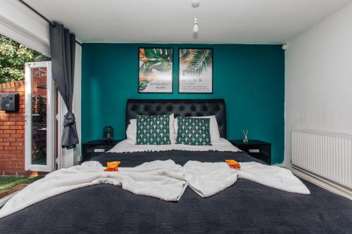 LUXE 3 bed 2 bath house- Ideal for Contractors Free Parking Netflix Sky Sports Garden Well equipped Kitchen- Topmeadows Stays, Birmingham, United Kingdom