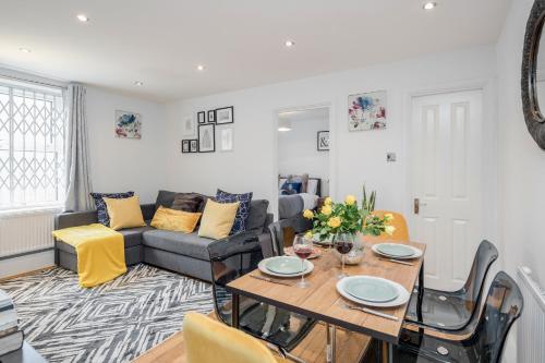a living room with a table and a couch at Stunning 2-Bed Apt - Free Parking - Camden - Central - Zoo - Shop - Events in London