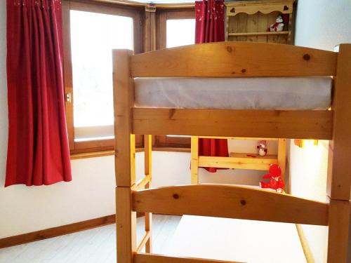 a bunk bed in a room with a window at Appartement La Tania, 3 pièces, 7 personnes - FR-1-513-38 in La Tania