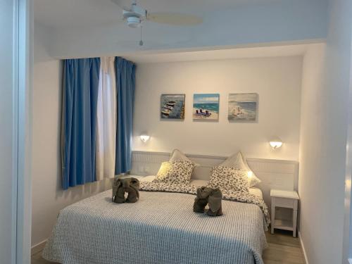 a bedroom with two elephants on a bed at Holamigos Morro Jable in Morro del Jable