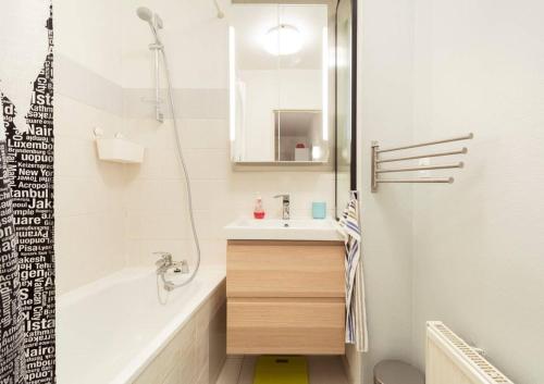 W łazience znajduje się wanna, umywalka i prysznic. w obiekcie At home in the center of Colmar w mieście Colmar