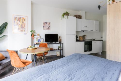 um quarto com uma cama, uma mesa e uma cozinha em Citystays Deventer em Deventer