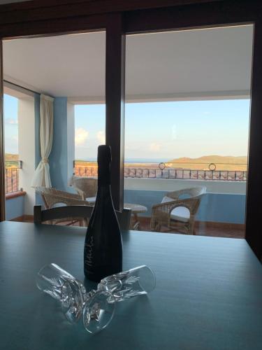 ブドーニにあるResidenza Il Melogranoの- 景色を望むテーブルの上にボトルとグラス1本
