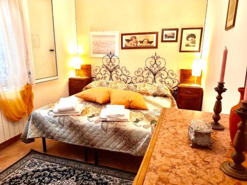 ein Schlafzimmer mit einem Bett und einem Tisch mit Handtüchern darauf in der Unterkunft Casa Patti alle porte di Siena in Siena