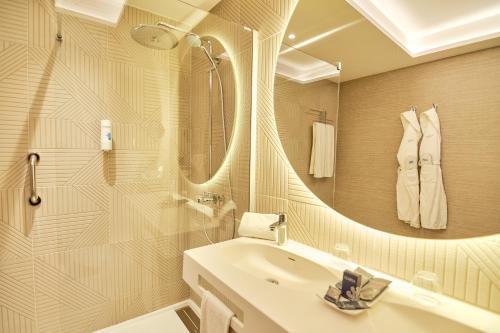 プエルトリコにあるグロリア パレス アマドレス タラソ ＆ ホテルのバスルーム(洗面台、鏡付)