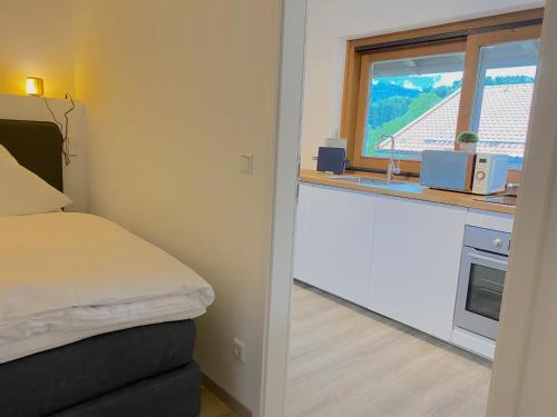 Postel nebo postele na pokoji v ubytování Großzügige Ferienwohnung am Tegernsee mit Südbalkon und Wallbergblick