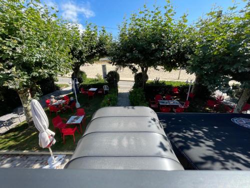 ein LKW, der mit Tischen und Stühlen in einem Hof geparkt ist in der Unterkunft Hostal Restaurante Luz de Luna in Vilanova de Arousa