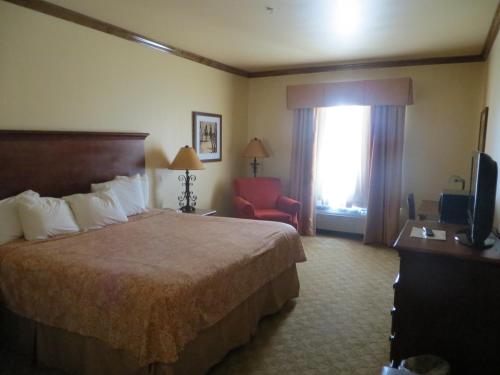 Una cama o camas en una habitación de Hotel Texas Hallettsville