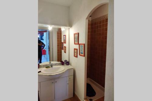 a bathroom with a sink and a shower at Appartement Golf Saint Thomas - Belle résidence in Béziers