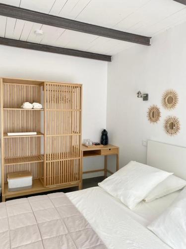 une chambre avec un lit blanc et un bureau dans l'établissement Chambre indépendante avec terrasse privée et piscine, à Nîmes