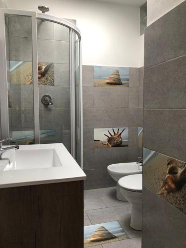 La salle de bains est pourvue d'un lavabo, d'une douche et de toilettes. dans l'établissement ED REXII ático, à Es Pujols