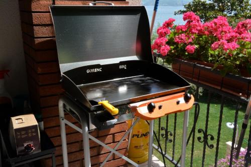 Kemudahan BBQ tersedia untuk tetamu di rumah percutian