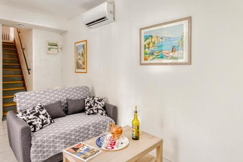 un salon avec un canapé et une table dans l'établissement Cyrnos, à La Ciotat