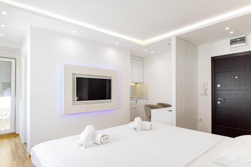 White Apartments tesisinde bir odada yatak veya yataklar