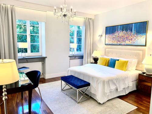ワルシャワにあるMONDRIAN Luxury Suites UNESCO Old Townのベッドルーム(大きな白いベッド1台、シャンデリア付)
