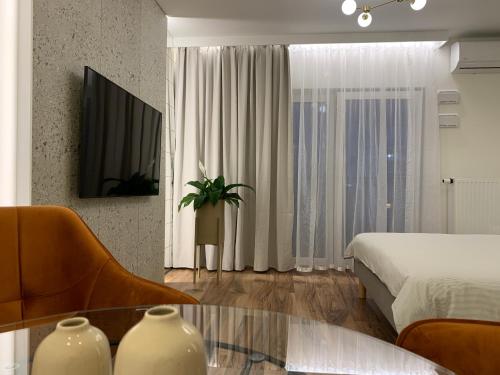 pokój hotelowy z łóżkiem i szklanym stołem w obiekcie apartamenty-wroc Kurkowa we Wrocławiu
