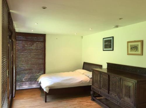 1 dormitorio con cama y ventana grande en The Studio, en Londres