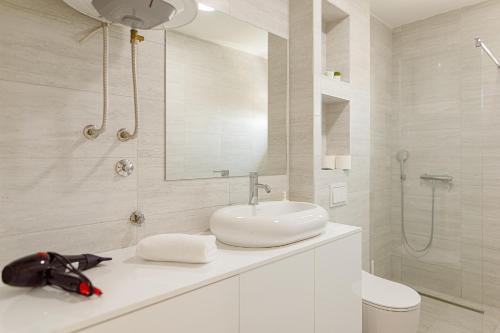 Ванная комната в White Apartments