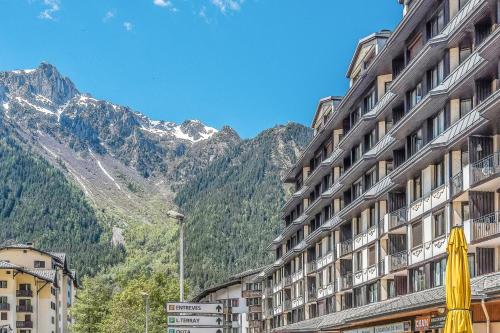 - un grand bâtiment avec vue sur la montagne dans l'établissement Appartement Courmayeur - Welkeys, à Chamonix-Mont-Blanc