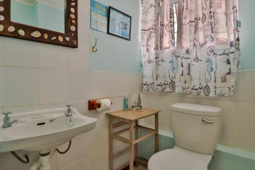 Bathroom sa Fisherhaven Travellers Lodge