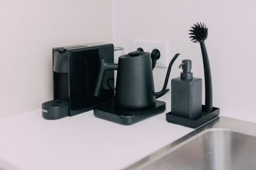 encimera de cocina con fregadero y cafetera en Bacherlhaus, en Traunkirchen