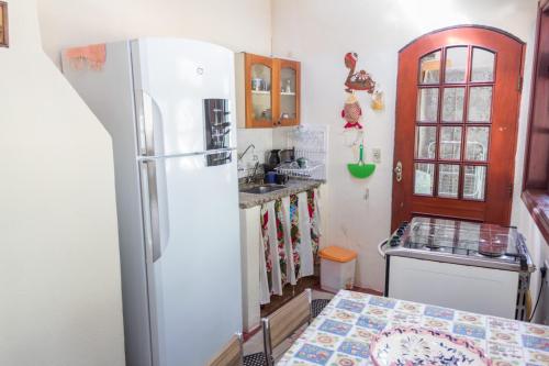 een keuken met een koelkast en een wastafel bij Chalé Recanto Derrico in Santo Antônio do Pinhal