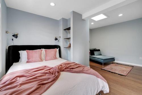 Ένα ή περισσότερα κρεβάτια σε δωμάτιο στο Stylish Rowhome-Fishtown-Near Shops