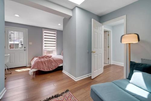 um quarto com uma cama e uma sala de estar em Stylish Rowhome-Fishtown-Near Shops em Filadélfia