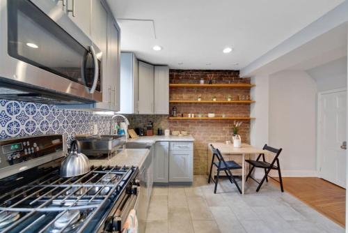 Η κουζίνα ή μικρή κουζίνα στο Stylish Rowhome-Fishtown-Near Shops
