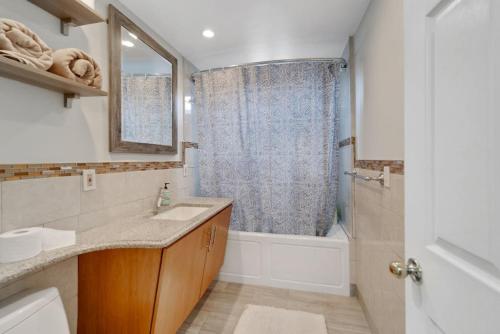 A bathroom at Stylish Rowhome-Fishtown-Near Shops