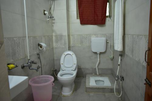 Baño pequeño con aseo y lavamanos en Swat Hilton Hotel en Swat
