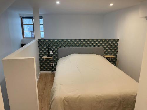 1 dormitorio pequeño con 1 cama en una habitación en duplex cosy au cœur de Royat, en Royat