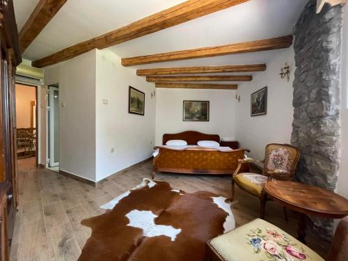 ein Wohnzimmer mit einem Bett und einem Tisch in der Unterkunft Garni hotel Oblačinsko jezero in Oblačina