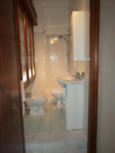 a bathroom with two sinks and a toilet at Irene in Pistoia