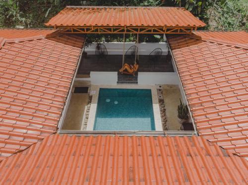 Una vista aérea de una casa con piscina. en Villa Cocos la Fortuna, en Fortuna