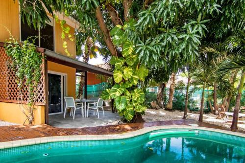 Kolam renang di atau dekat dengan Appartement met zwembad en prachtige tuin