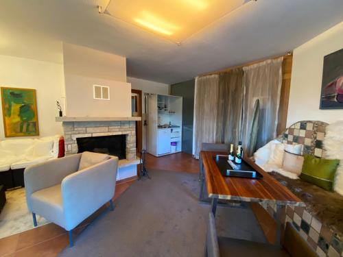 Kuchyňa alebo kuchynka v ubytovaní Modernes Alpenapartment mit Sauna Wintergarten und Pool