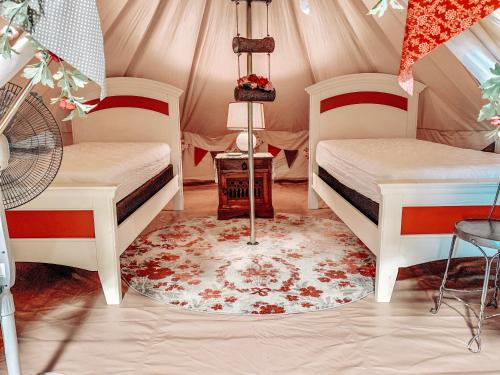 Posezení v ubytování Lone Star Glamp Inn