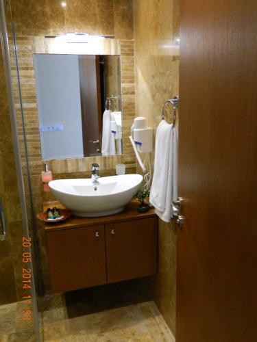 a bathroom with a sink and a mirror at Liona Hotel & SPA in Gundogan