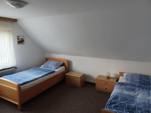 1 Schlafzimmer mit 2 Betten und 2 Nachttischen in der Unterkunft Ferienhaus Birkenallee in Papenburg