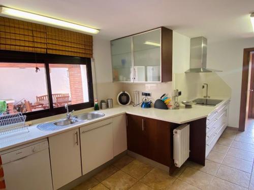 Kuchyňa alebo kuchynka v ubytovaní Villa Magnolia (Vidreres) - Ideal para vacaciones en familia