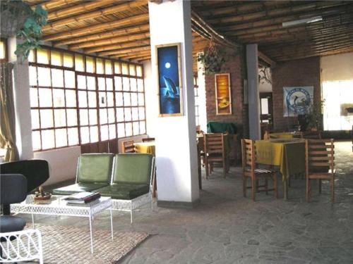 Habitación con mesa, sillas y comedor. en El Merlin - Cabo Blanco, en Cabo Blanco