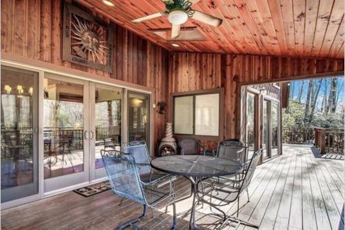 Spacious Mountain Cabin- Big Groups & Pet Friendly