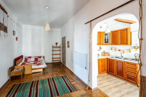une cuisine avec une porte donnant sur un salon dans l'établissement Historical Center of Lviv, à Lviv