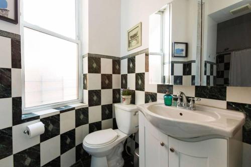 纽约4 Bedroom NYC Apartment的带马桶和水槽的浴室
