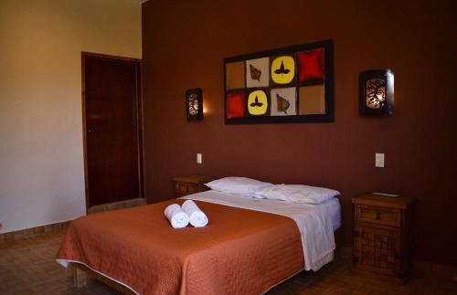 um quarto com 2 camas e toalhas brancas em Hotel y Cabañas Quinta Los Cipreses em Atlatlahucan