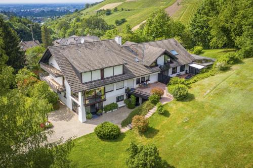 Vue aérienne d'une maison sur une colline dans l'établissement Hotel Pension Linz, à Buhl