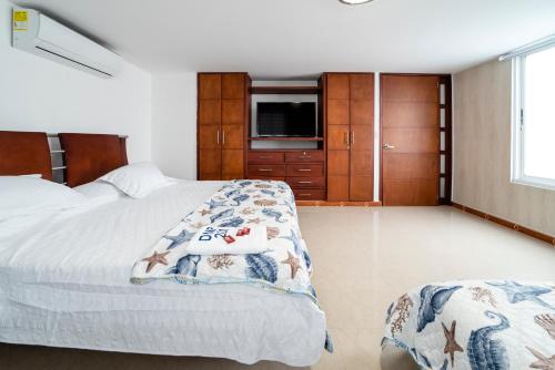 Giường trong phòng chung tại Amplio apartamento frente a la playa El Rodadero