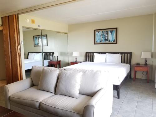Ilikai Tower One Bedroom Lagoon View Waikiki Condos with Lanai & Free Wifi_2