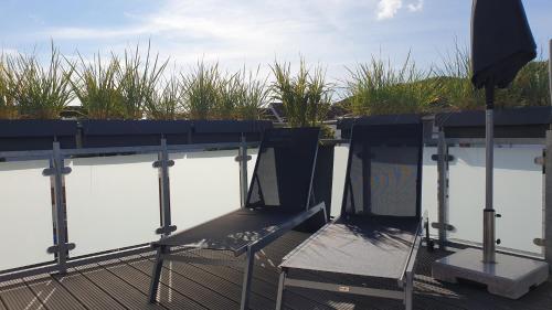 a pair of chairs sitting on top of a deck at Urlaubsdomizil InselLust-Rügen in Sassnitz